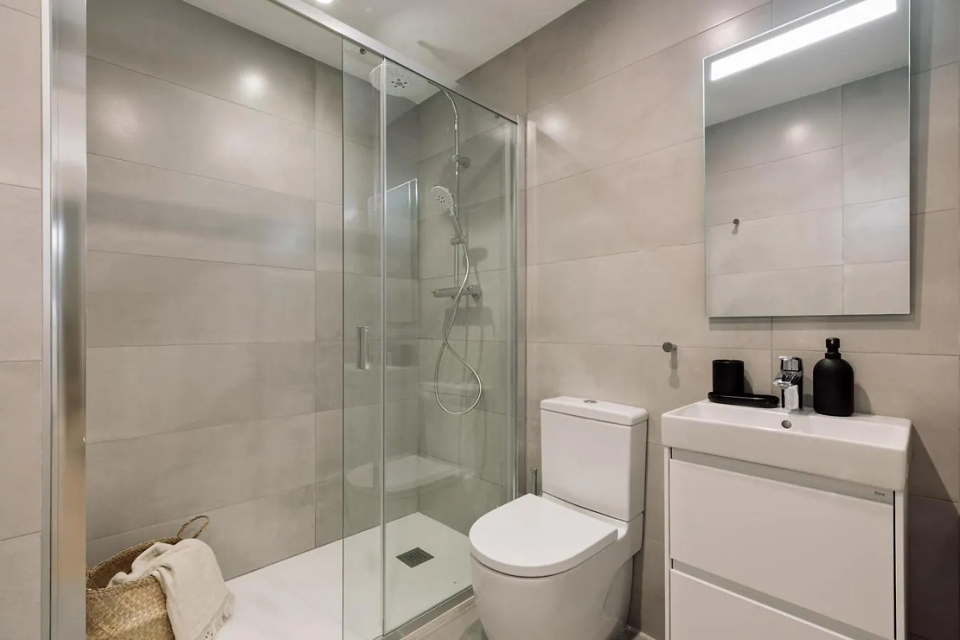 Cetara - 2 Bedrooms, Balcony And Terrace In Ciutat Vella Barcelone Espagne