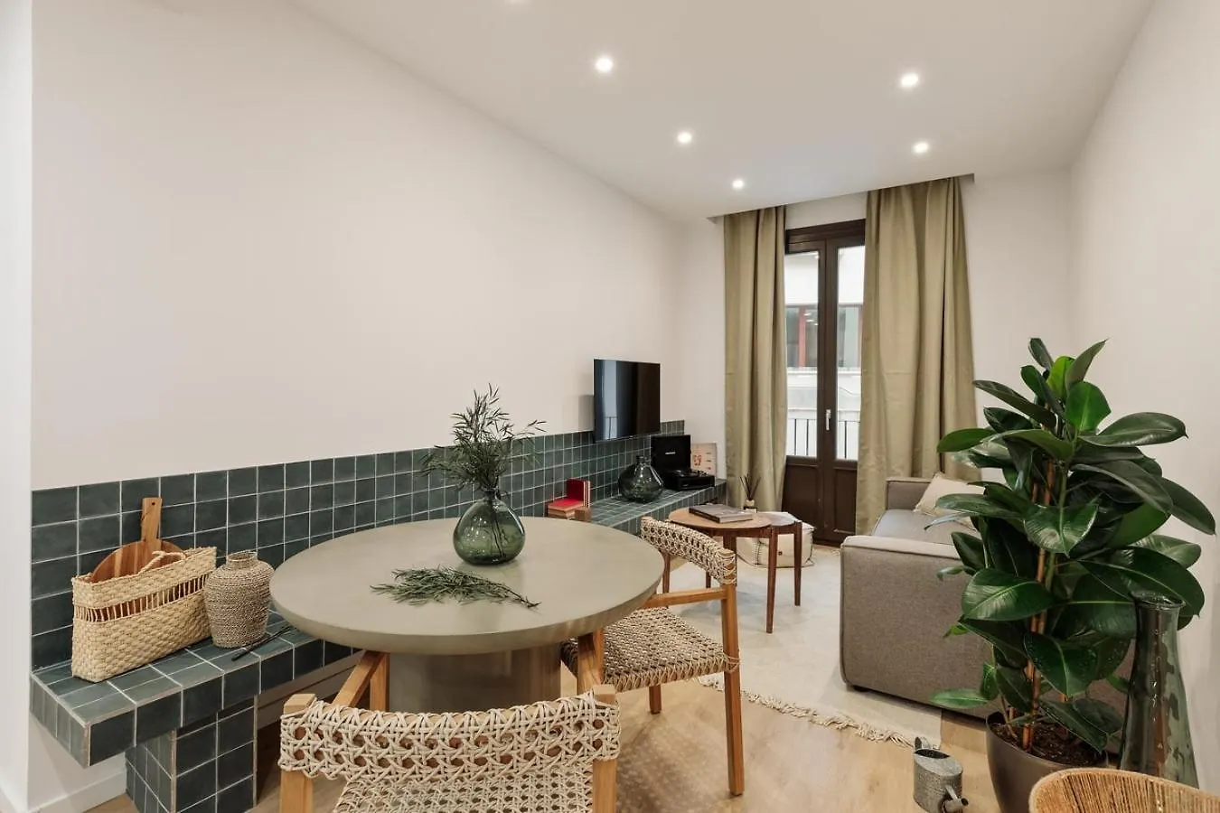Cetara - 2 Bedrooms, Balcony And Terrace In Ciutat Vella Barcelona Spain